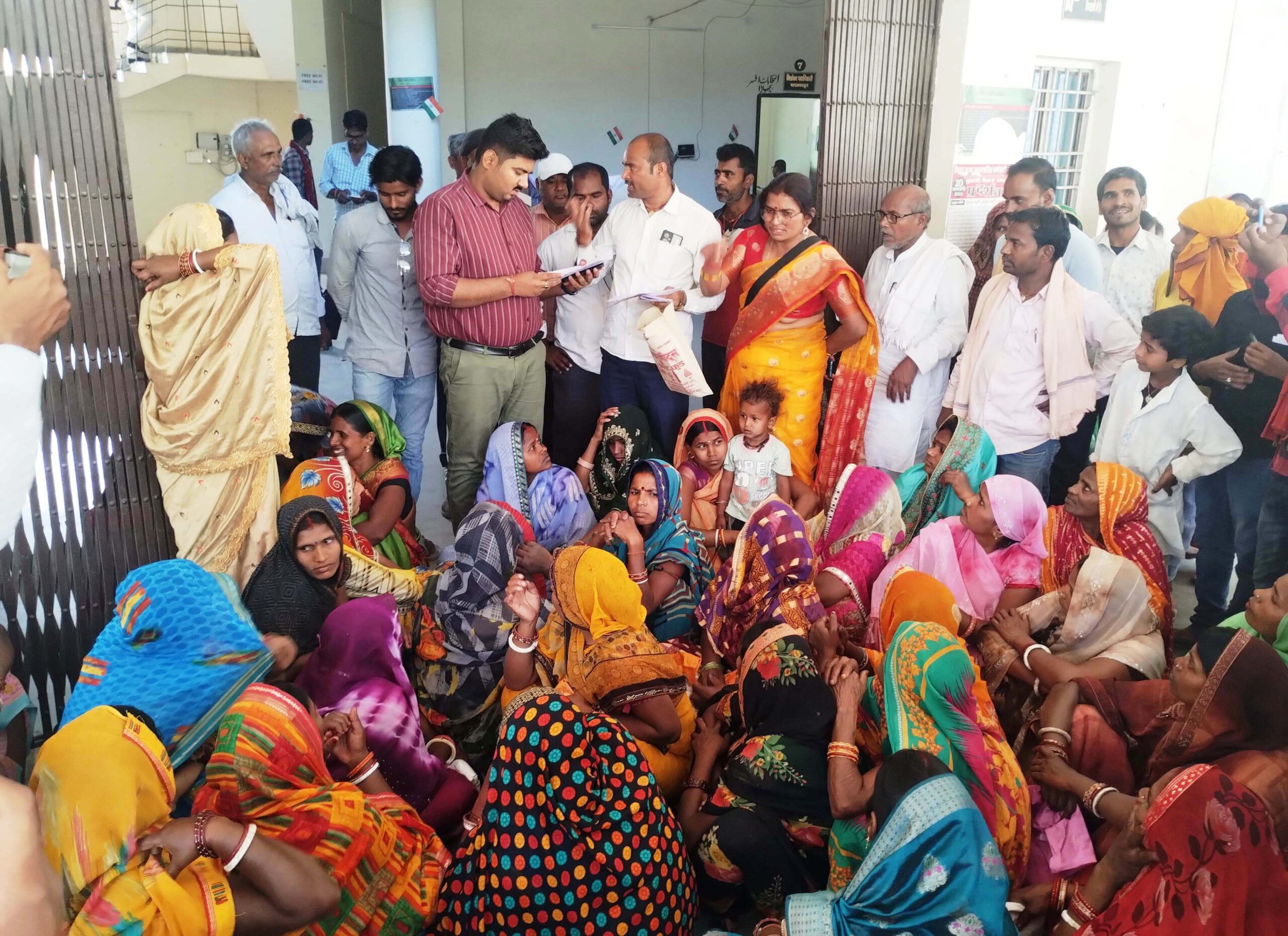 बछवाड़ा में प्रधानमंत्री आवास योजना के प्रतीक्षा सूची में नाम शामिल करने पर अवैध उगाही को लेकर लाभुकों ने किया प्रदर्शन 5