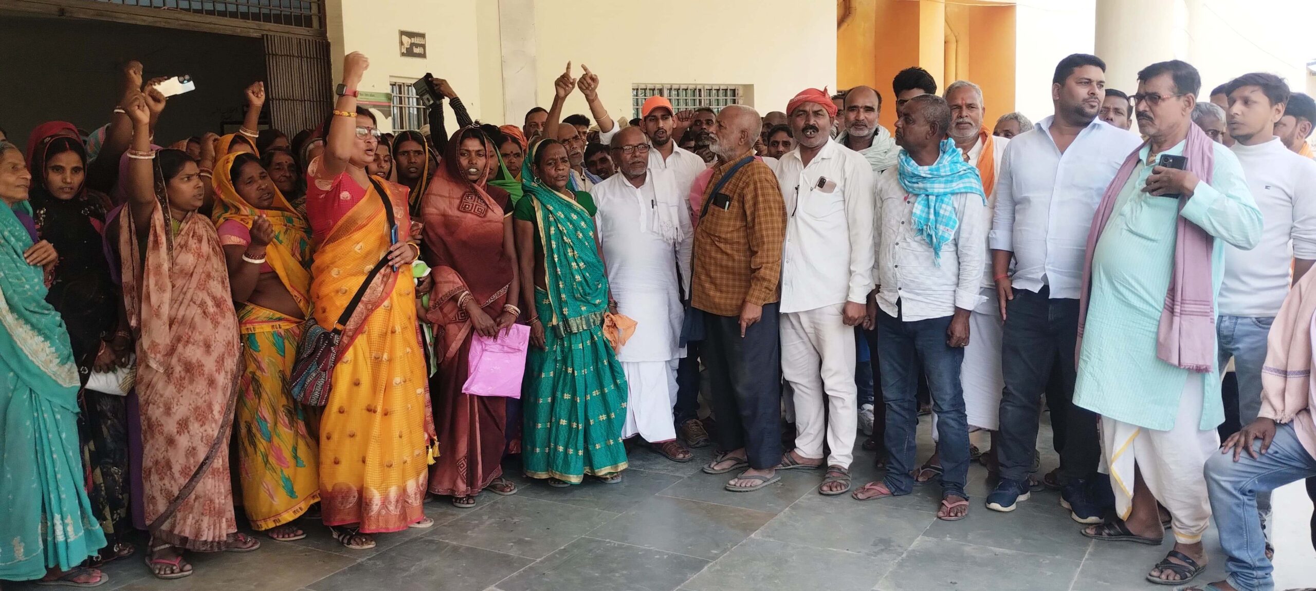 बछवाड़ा में प्रधानमंत्री आवास योजना के प्रतीक्षा सूची में नाम शामिल करने पर अवैध उगाही को लेकर लाभुकों ने किया प्रदर्शन 4