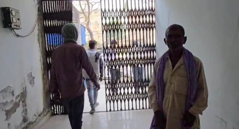 बेगूसराय में पति ने अपने ही पत्नी को पीट-पीट कर किया हत्या, हत्या के बाद पति सहित पूरे घर वाले महिला का शव छोड़कर हुआ फरार 3
