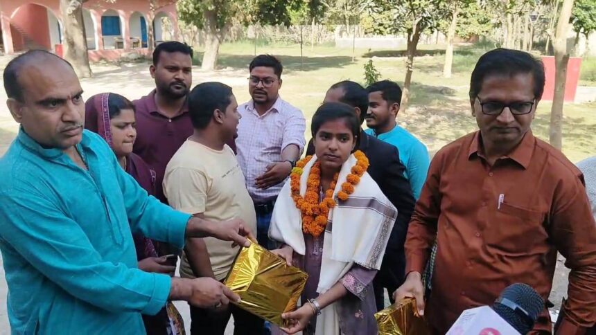 समस्तीपुर: नरहन हाई स्कूल की छात्रा साक्षी ने 489 अंक लेकर बनी बिहार टॉपर 1