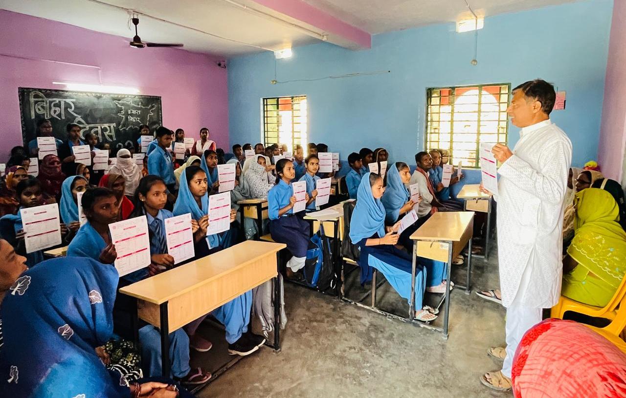विद्यालय में अभिभावक-शिक्षक बैठक आयोजित कर बच्चों के बीच रिजल्ट की दी गई जानकारी 2