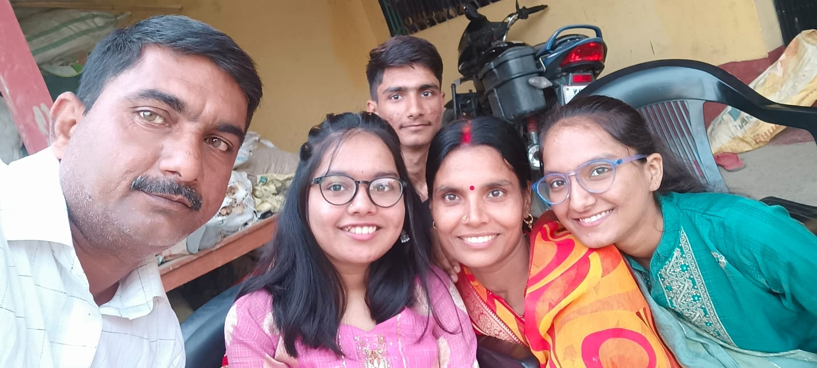 बछवाड़ा में मस्कुलर डिस्ट्रॉफी बीमारी से ग्रसित दिव्यांग छात्रा ने दसवीं में 458 अंक प्राप्त कर रचा इतिहास 3