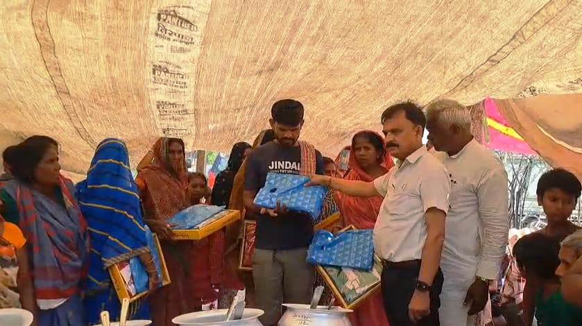 समस्तीपुर: गरीबों के मसीहा बनकर उभरे जिले के चर्चित समाजसेवी भाई "राजू सहनी", आग लगने की घटना पर पीड़ित परिवार से मिलकर राहत वितरण करते हुए दी सांत्वना 5