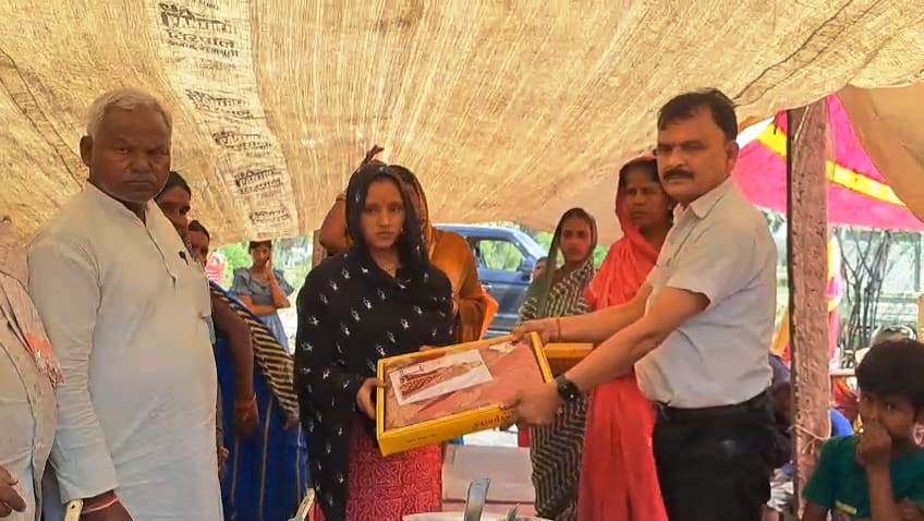 समस्तीपुर: गरीबों के मसीहा बनकर उभरे जिले के चर्चित समाजसेवी भाई "राजू सहनी", आग लगने की घटना पर पीड़ित परिवार से मिलकर राहत वितरण करते हुए दी सांत्वना 4