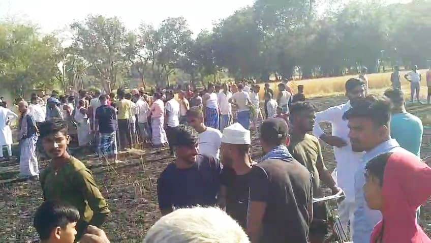 बछवाड़ा के कादराबाद बहियार में आग लगने दो बीघा गेंहू की फसल जलकर राख 2