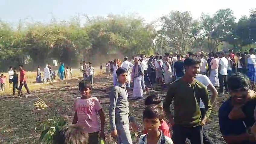 बछवाड़ा के कादराबाद बहियार में आग लगने दो बीघा गेंहू की फसल जलकर राख 1