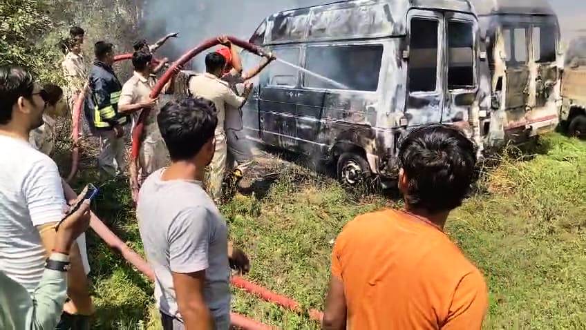 समस्तीपुर: सिविल सर्जन के सरकारी आवास में लगी आग, चार पुराने एंबुलेंस समेत एक पुरानी जीप जलकर हुई खाक 2