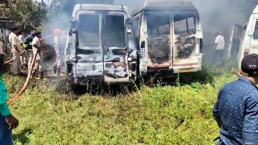 समस्तीपुर: सिविल सर्जन के सरकारी आवास में लगी आग, चार पुराने एंबुलेंस समेत एक पुरानी जीप जलकर हुई खाक 3
