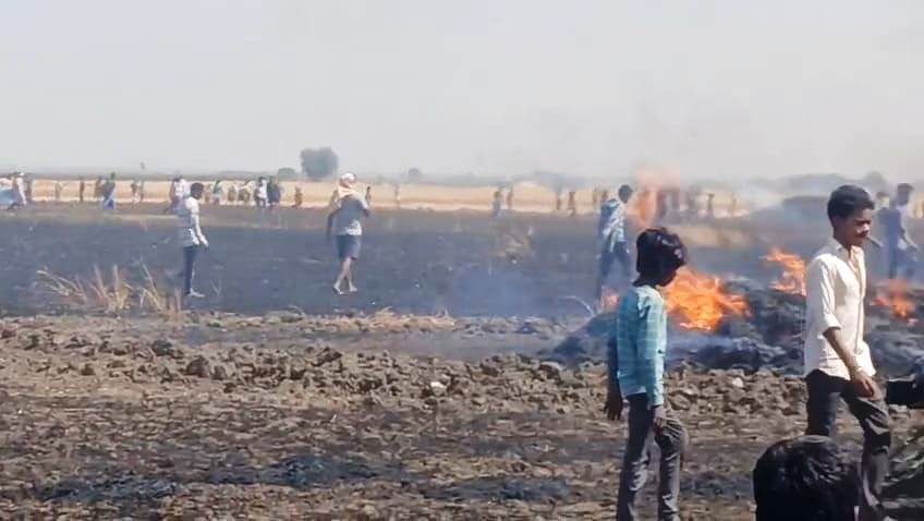 बेगूसराय में आग लगने से 30 बीघा से अधिक गेहूं की फसल जलकर हुई राख,किसानों के अरमानों पर पानी फिर गया 2