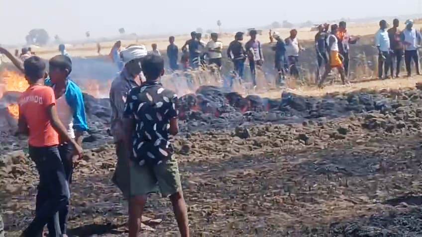 बेगूसराय में आग लगने से 30 बीघा से अधिक गेहूं की फसल जलकर हुई राख,किसानों के अरमानों पर पानी फिर गया 1