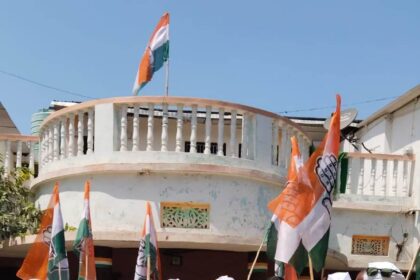 तेघड़ा में हर घर कांग्रेस का झंडा कार्यक्रम द्वारा कार्यकर्ताओं को जोड़ा गया 31