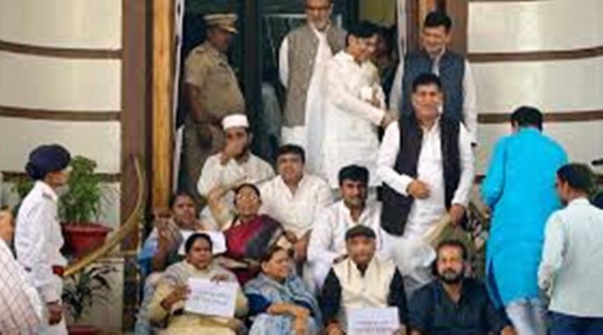 राष्ट्रगान के अपमान पर बिहार विधानसभा में बवाल, धरने पर बैठी राबड़ी देवी, नीतीश कुमार पर भड़के तेजस्वी 1