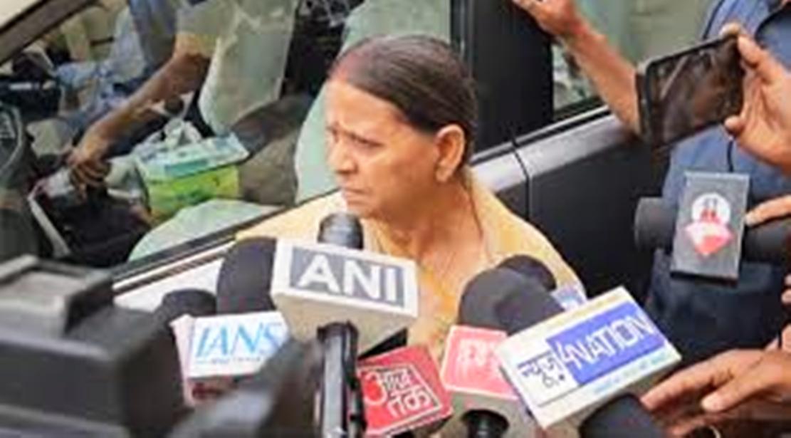 राष्ट्रगान के अपमान पर बिहार विधानसभा में बवाल, धरने पर बैठी राबड़ी देवी, नीतीश कुमार पर भड़के तेजस्वी 2