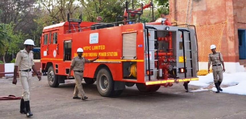 अग्निशमन सेवा सप्ताह के मौके पर खोदावंदपुर सीएचसी में मॉकड्रिल कर लोगों को किया जागरूक 1