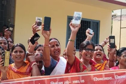 खराब मोबाइल दिए जाने से आक्रोशित आंगनवाड़ी कर्मियों ने किया प्रदर्शन 8