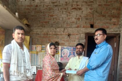 दुग्ध उत्पादन सहयोग समिति की सदस्य के मौत के उपरांत परिजनों को दिया गया सहायता राशि 21