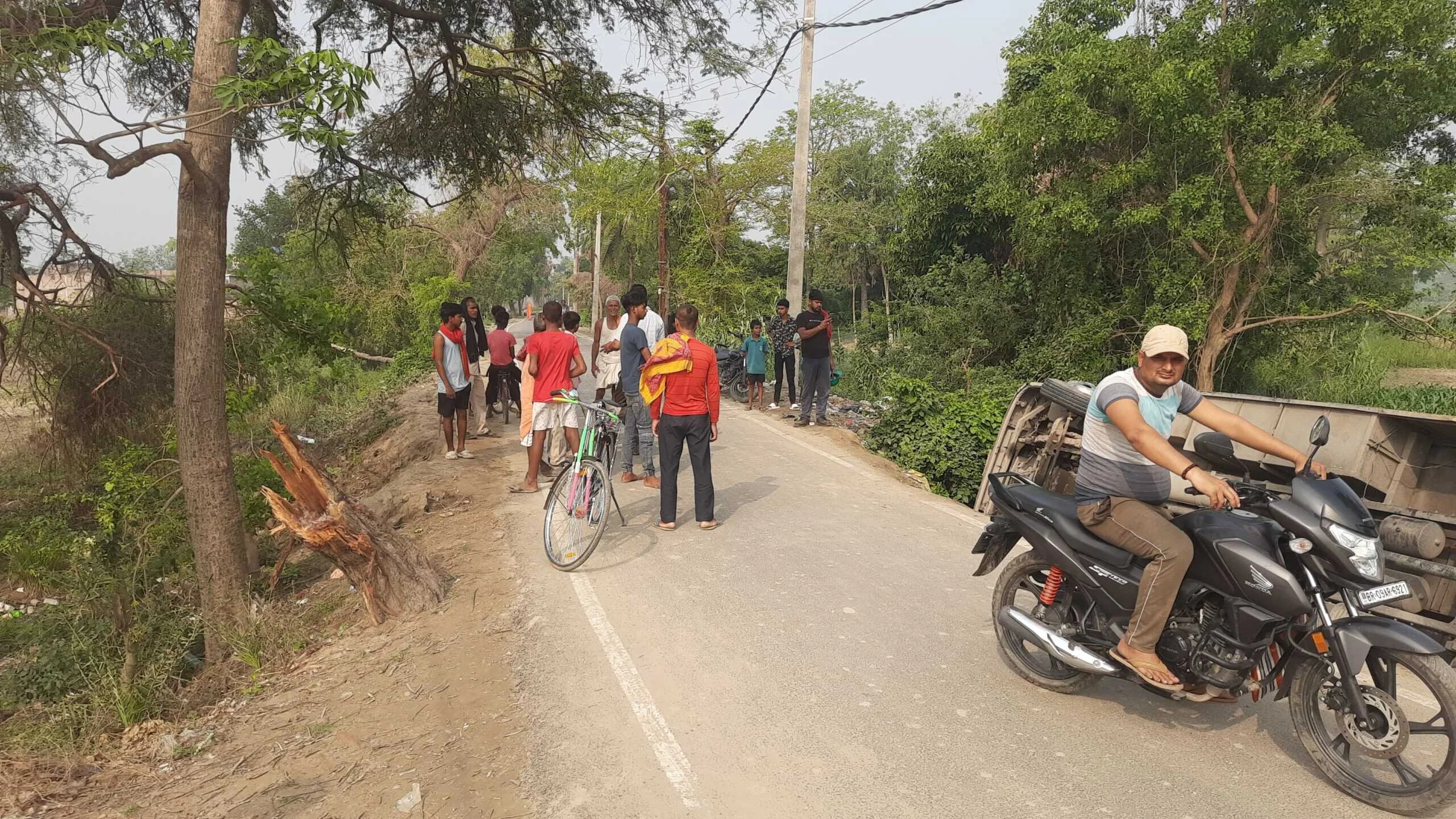 बेगूसराय में बारात जा रहे हैं बस अनियंत्रित होकर गड्ढे में पलटी, दो दर्जन से अधिक बाराती गंभीर रूप से घायल 2