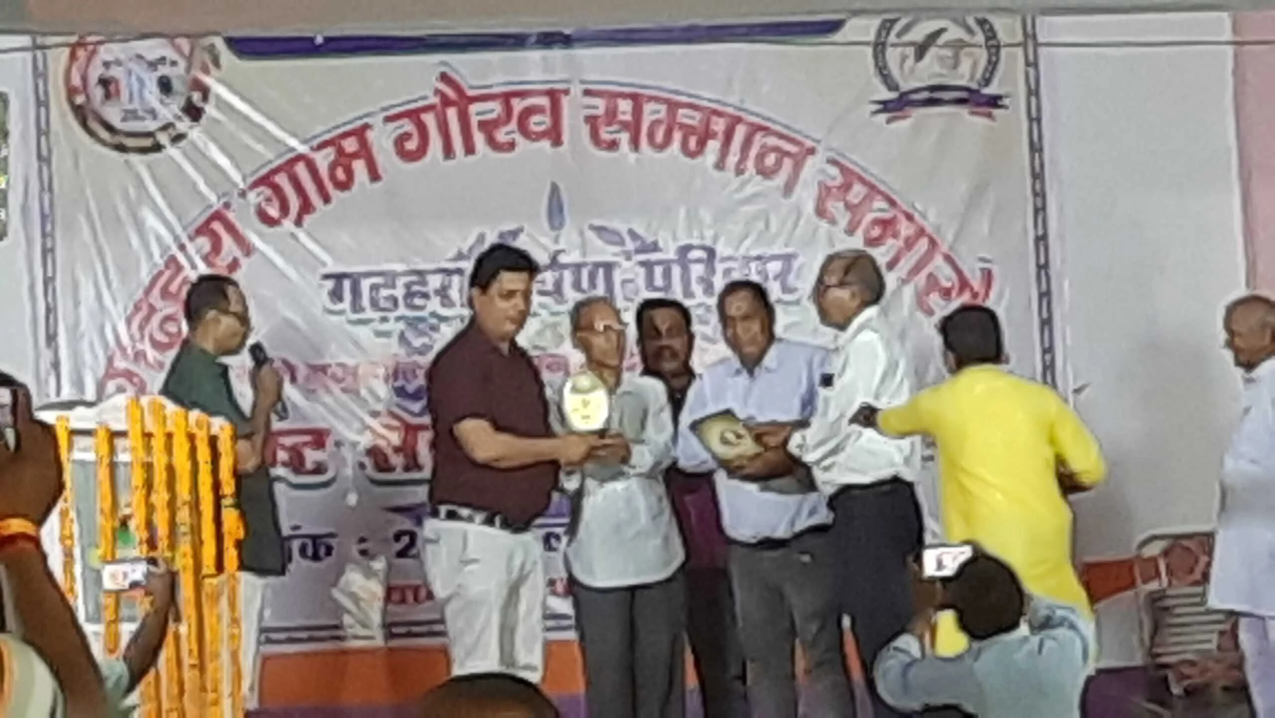 बेगूसराय में गढ़हरा दर्पण परिवार की ओर से ग्राम गौरव सम्मान समारोह का आयोजन 15