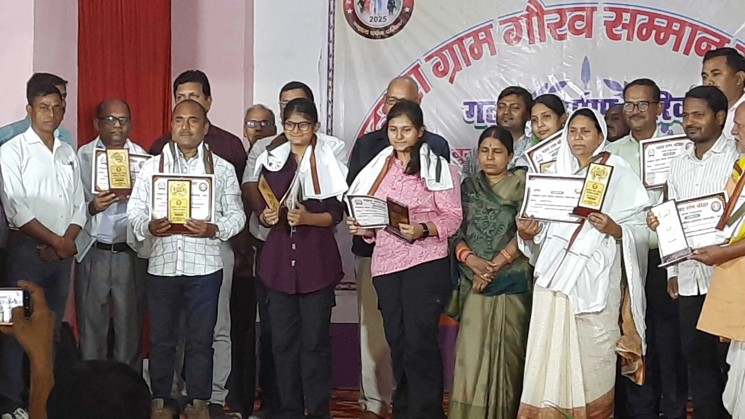 बेगूसराय में गढ़हरा दर्पण परिवार की ओर से ग्राम गौरव सम्मान समारोह का आयोजन 4