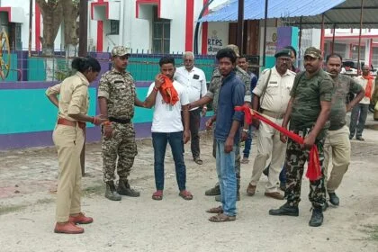 बेगूसराय के तेघरा न्यायालय परिसर मे कैदी की हत्या की मंशा से पहुँचे दो अपराधी को पुलिस ने किया गिरफ्तार 19