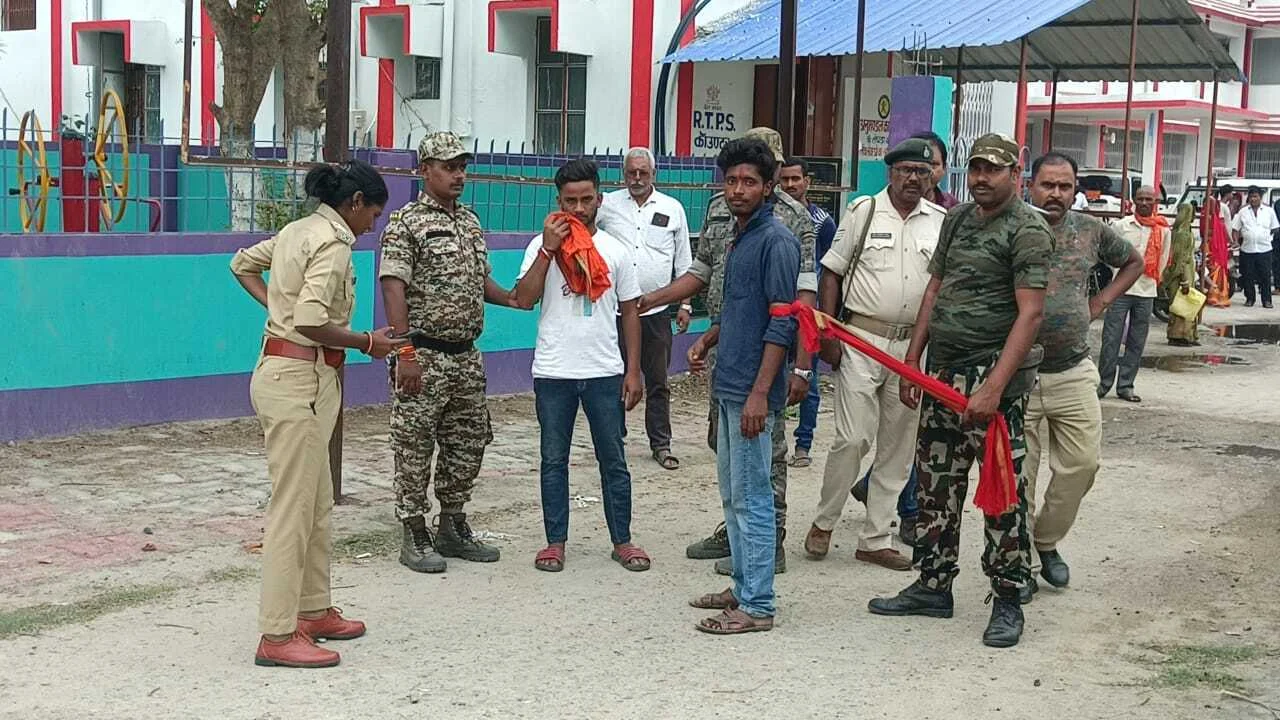 बेगूसराय के तेघरा न्यायालय परिसर मे कैदी की हत्या की मंशा से पहुँचे दो अपराधी को पुलिस ने किया गिरफ्तार 5