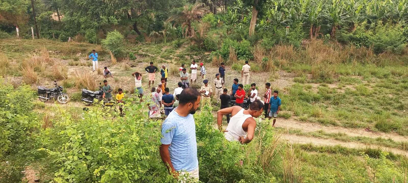 बछवाड़ा में रेलवे ट्रेक के बगल में अज्ञात व्यक्ति का शव पुलिस ने किया बरामद 3