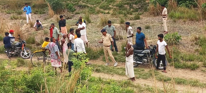 बछवाड़ा में रेलवे ट्रेक के बगल में अज्ञात व्यक्ति का शव पुलिस ने किया बरामद 1
