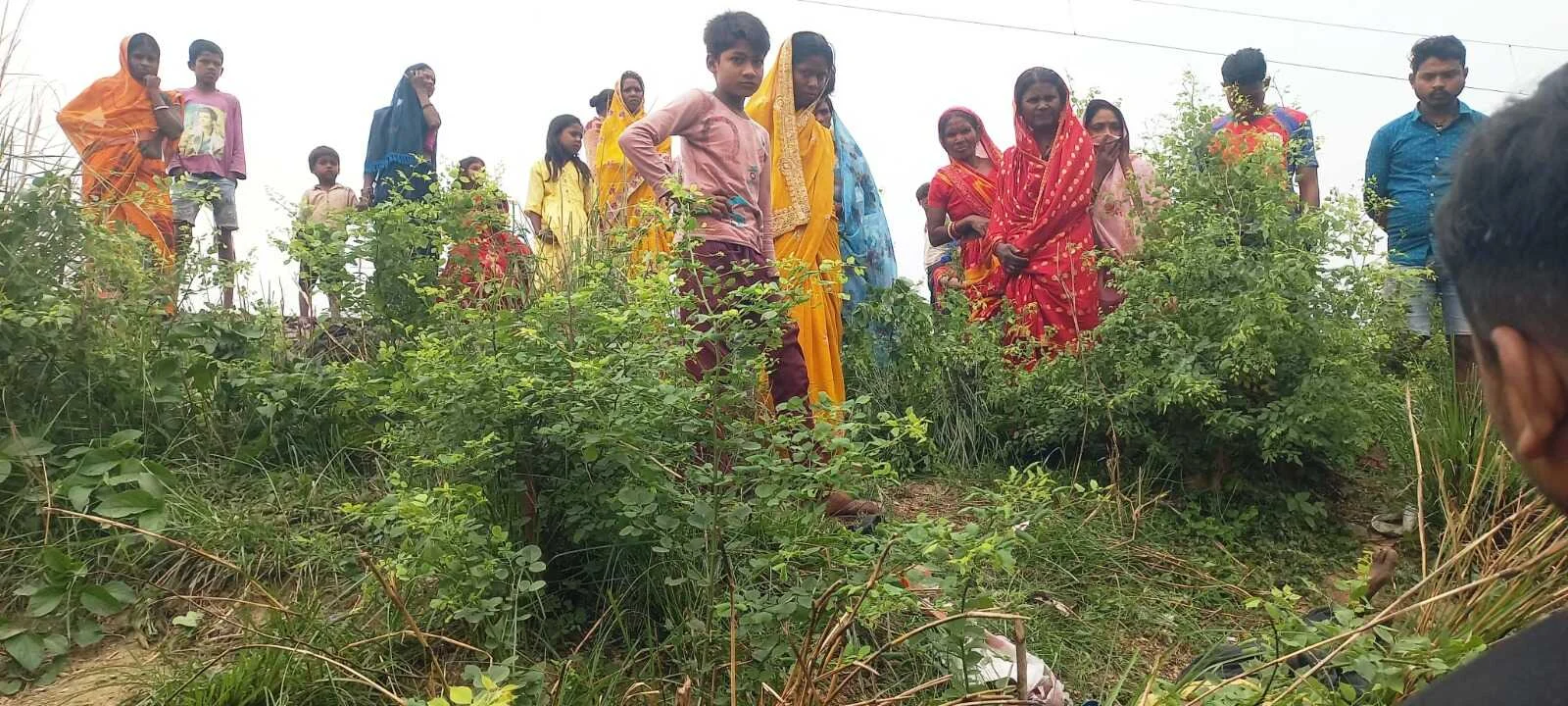 रेलवे ट्रेक के बगल में अज्ञात व्यक्ति का शव पुलिस ने किया बरामद 4