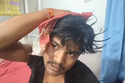 बेगूसराय मे मोबाइल के फीचर को लेकर दुकानदार और ग्राहक के बीच जमकर मारपीट, दुकानदार और ग्राहक दोनों बुरी तरह घायल  4