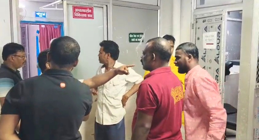 बेगूसराय मे मोबाइल के फीचर को लेकर दुकानदार और ग्राहक के बीच जमकर मारपीट, दुकानदार और ग्राहक दोनों बुरी तरह घायल  2