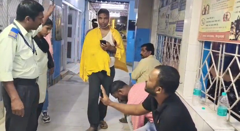 बेगूसराय मे मोबाइल के फीचर को लेकर दुकानदार और ग्राहक के बीच जमकर मारपीट, दुकानदार और ग्राहक दोनों बुरी तरह घायल  3