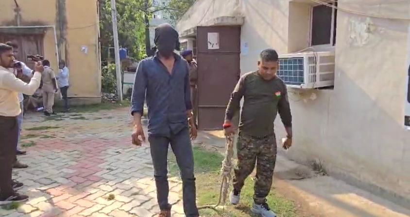 सोना चांदी दुकान में लूट कांड का बेगूसराय पुलिस ने किया खुलासा,  एक अपराधी को लूटी गई सोना चांदी के साथ किया गिरफ्तार  3