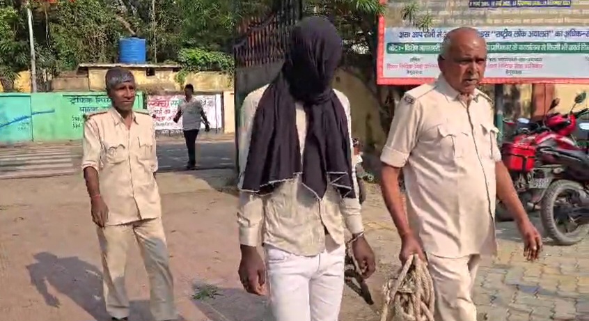 सोना चांदी दुकान में लूट कांड का बेगूसराय पुलिस ने किया खुलासा,  एक अपराधी को लूटी गई सोना चांदी के साथ किया गिरफ्तार  2