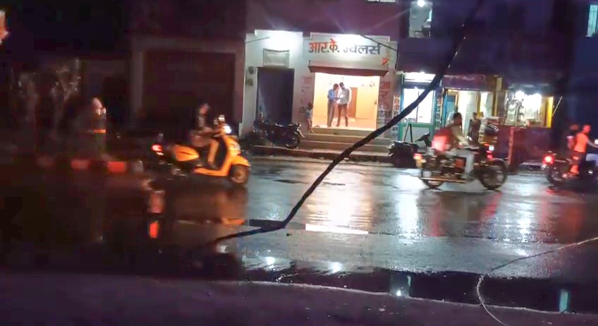 समस्तीपुर: तेज आंधी व बारिश से सड़क पर टूटकर गिरा बिजली का तार, बाल बाल बचे लोग 3