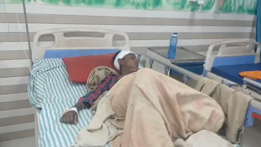 बेगूसराय में आंधी तूफान के कारण एक विशाल पेड़ घर के ऊपर गिरा, तीन लोग दबकर गंभीर रूप से घायल 4