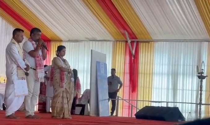समस्तीपुर: असम के गुवाहाटी महानगर में आयोजित बिहू सम्मेलन में ‘पूर्व गुवाहाटी बिहू समिति’ द्वारा समाजसेवी राजू सहनी को उत्कृट सामाजिक कार्य के लिए किए गए सम्मानित 2