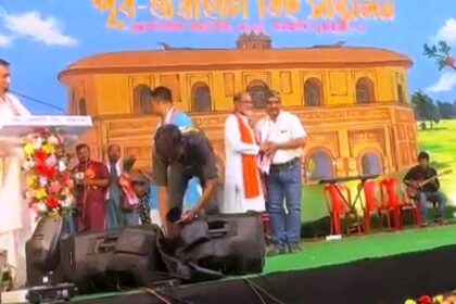 समस्तीपुर: असम के गुवाहाटी महानगर में आयोजित बिहू सम्मेलन में ‘पूर्व गुवाहाटी बिहू समिति’ द्वारा समाजसेवी राजू सहनी को उत्कृट सामाजिक कार्य के लिए किए गए सम्मानित 25