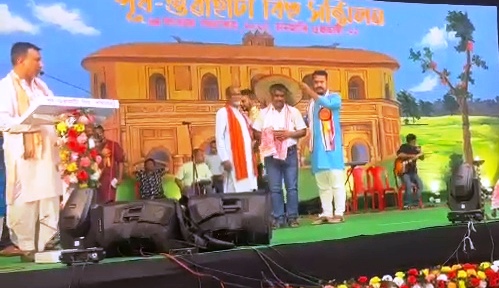 समस्तीपुर: असम के गुवाहाटी महानगर में आयोजित बिहू सम्मेलन में ‘पूर्व गुवाहाटी बिहू समिति’ द्वारा समाजसेवी राजू सहनी को उत्कृट सामाजिक कार्य के लिए किए गए सम्मानित 3