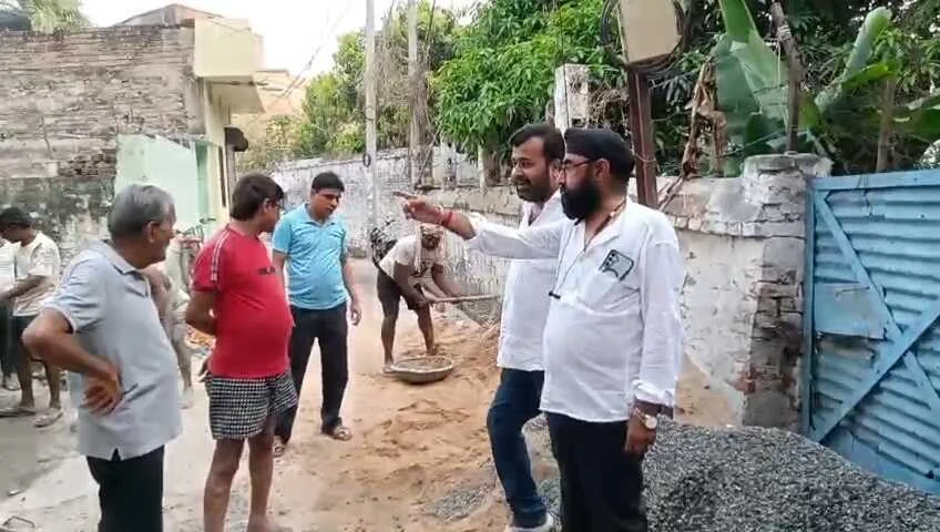समस्तीपुर: घटिया सड़क निर्माण सामग्री का आरोप लगाकर मोहल्ला के लोगो ने किया हंगामा 3