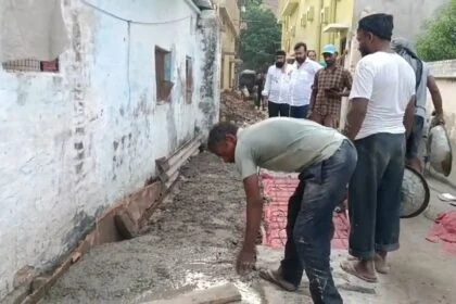 समस्तीपुर: घटिया सड़क निर्माण सामग्री का आरोप लगाकर मोहल्ला के लोगो ने किया हंगामा 10