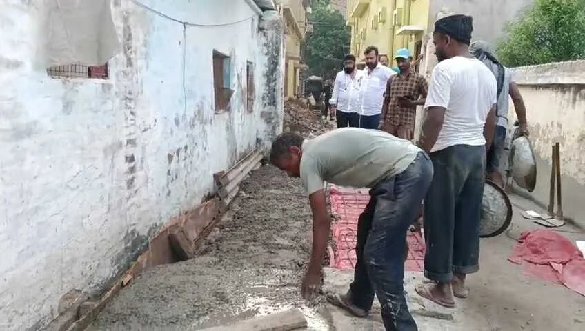 समस्तीपुर: घटिया सड़क निर्माण सामग्री का आरोप लगाकर मोहल्ला के लोगो ने किया हंगामा 3