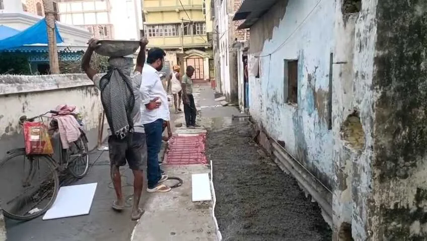 समस्तीपुर: घटिया सड़क निर्माण सामग्री का आरोप लगाकर मोहल्ला के लोगो ने किया हंगामा 2