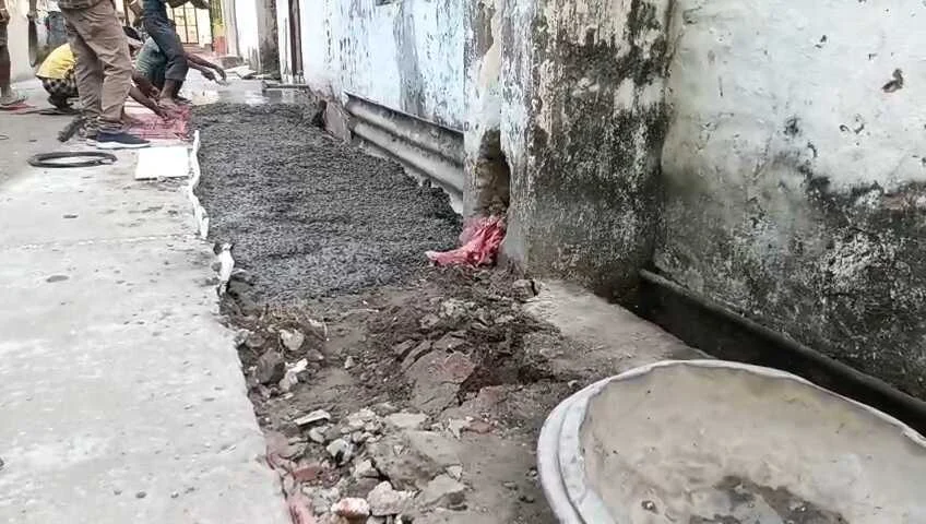 समस्तीपुर: घटिया सड़क निर्माण सामग्री का आरोप लगाकर मोहल्ला के लोगो ने किया हंगामा 4