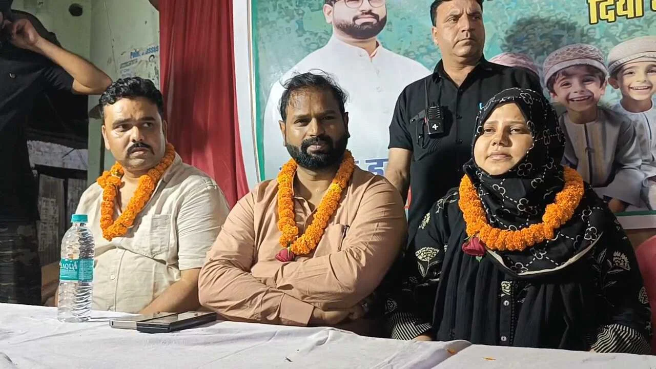 नालंदा: राजद नेत्री आयशा फातिमा और समाजसेवी यासिर इमाम ने नमाज पढ़ने वाले बच्चों को दी स्मार्ट वॉच ईदी 2