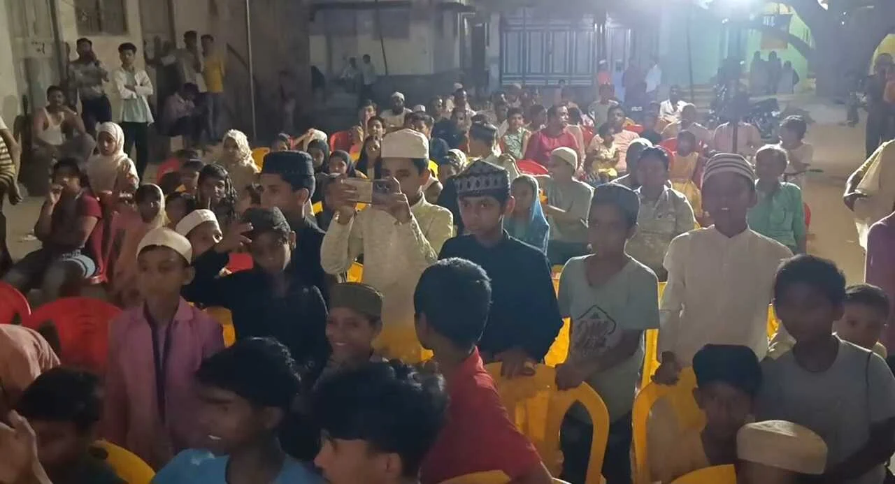 नालंदा: राजद नेत्री आयशा फातिमा और समाजसेवी यासिर इमाम ने नमाज पढ़ने वाले बच्चों को दी स्मार्ट वॉच ईदी 3
