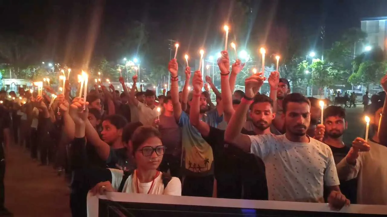 नालंदा: आतंकी हमले के विरोध में एबीवीपी ने निकाला आक्रोश मार्च, पाकिस्तान पर सर्जिकल स्ट्राइक की मांग तेज 3