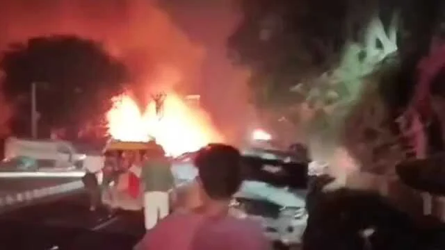 बेगूसराय में भीषण अग्निकांड में दस से अधिक दुकान और घर जलकर पूरी तरह से राख, आग लगने 15 से 20 लाख का नुकसान 3