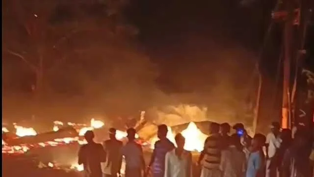 बेगूसराय में भीषण अग्निकांड में दस से अधिक दुकान और घर जलकर पूरी तरह से राख, आग लगने 15 से 20 लाख का नुकसान 4