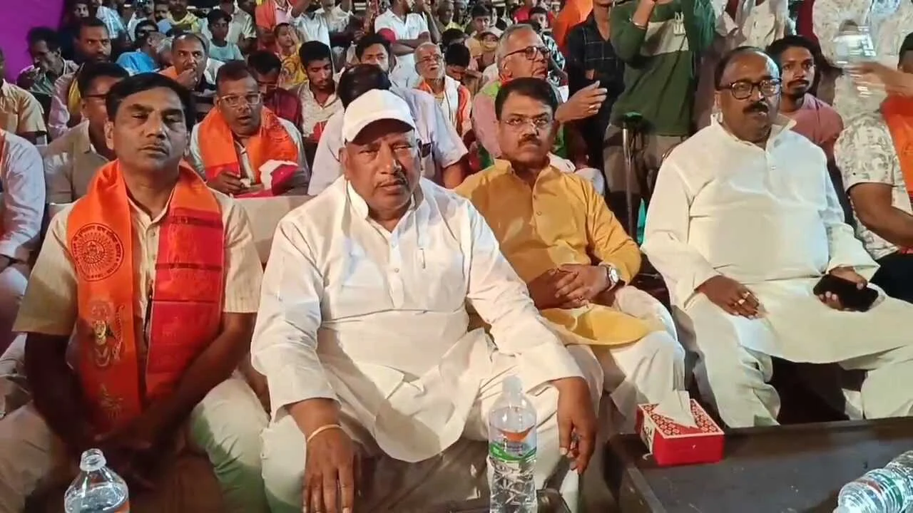 नालंदा:भोजपुरी गायक गुंजन सिंह ने खुले मंच से पाकिस्तान को दी कड़ी चेतावनी - कहा हम 28 का बदला 280 से लेंगे 2