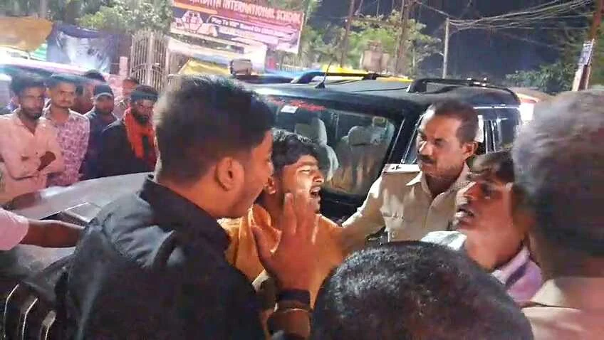 समस्तीपुर: हंगामे के बाद पार्षद पुत्र को पुलिस ने पकड़ा, पुलिस पर लगाया मारपीट का गंभीर आरोप 2